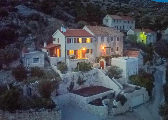 Holiday home Nautilus-Bay Steinhaus Im Dorf Von Zavala Fuer 2-7 Personen, 3 Schlafzimmer Zavala