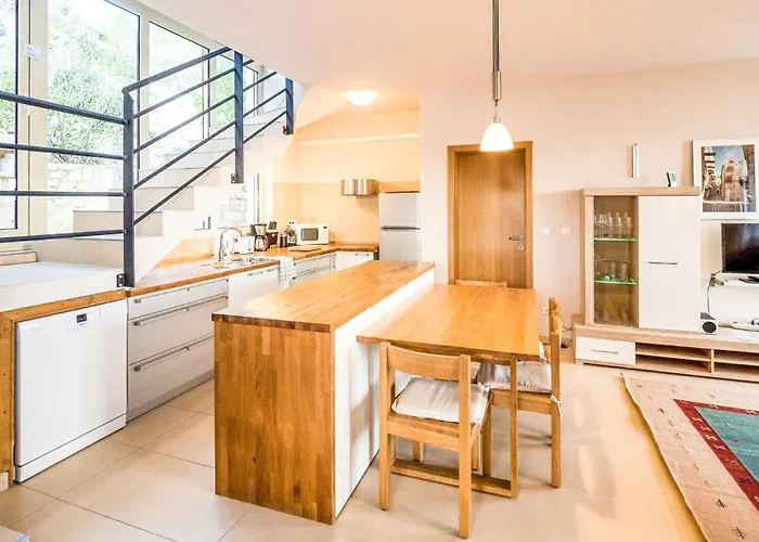 Holiday home Nautilus-Bay Steinhaus Im Dorf Von Zavala Fuer 2-7 Personen, 3 Schlafzimmer Zavala