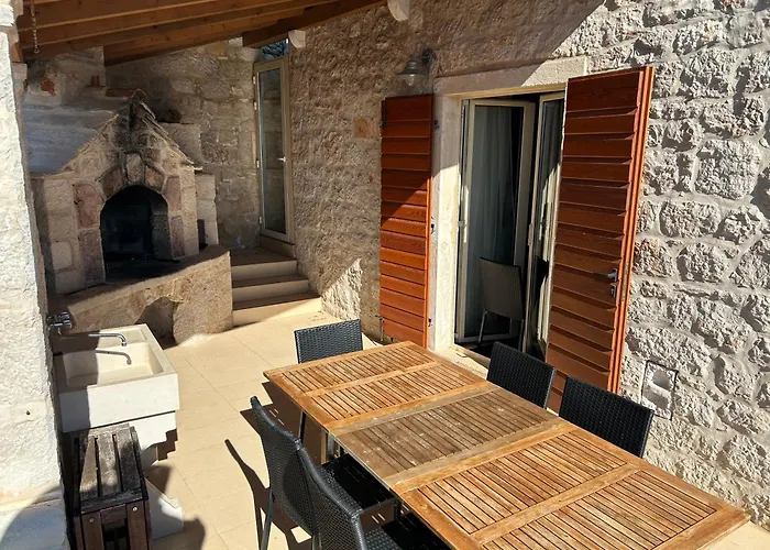 Holiday home Nautilus-Bay Steinhaus Im Dorf Von Zavala Fuer 2-7 Personen, 3 Schlafzimmer *